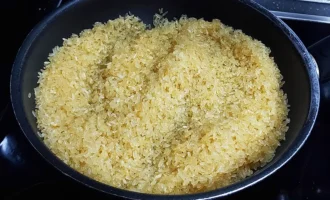 Шаг 3: Обжаривание риса (Крок 3: Обсмажування рису)