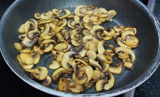 Шаг 5: Обжаривание шампиньонов (Крок 5: Обсмажування печериць)