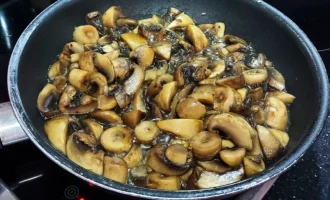 Шаг 2: Обжаривание шампиньонов (Крок 2: Обсмажування печериць)