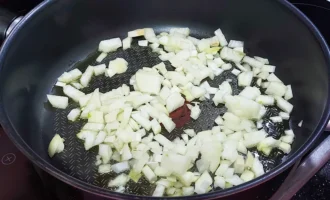 Шаг 3: Обжаривание лука (Крок 3: Обсмажування цибулі)