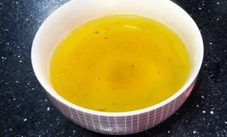 Шаг 5: Приготовление бульона (Крок 5: Приготування бульйону)