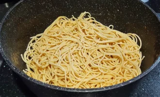 Шаг 1: Отвариваем макароны (Крок 1: Відварюємо макарони)