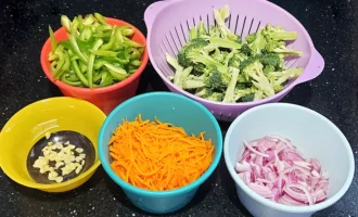 Шаг 2: Нарезка овощей (Крок 2: Нарізка овочів)