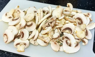 Шаг 3: Нарезка грибов (Крок 3: Нарізка грибів)