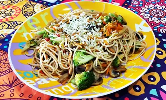 Спагетти с грибами и овощами (Спагеті з грибами та овочами)