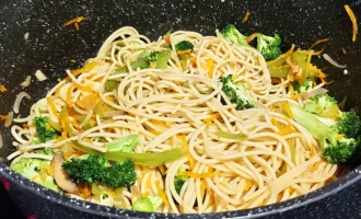 Шаг 9: Смешиваем с пастой (Крок 9: Змішуємо з пастою)