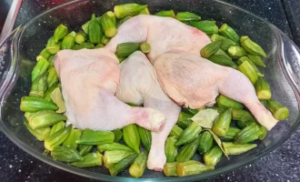 Шаг 1. Выкладываем окорочка и бамию (Крок 1. Викладаємо стегенця та бамію)