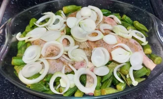 Шаг 3. Добавляем лук и специи (Крок 3. Додаємо цибулю та спеції)