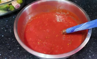 Шаг 4. Приготовление томатной смеси (Крок 4. Приготування томатної суміші)