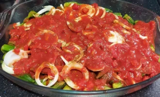 Шаг 5. Добавляем томатный соус к курице и бамии (Крок 5. Додаємо томатний соус до курки та бамії)