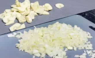 Шаг 1: Нарезка лука и чеснока (Крок 1: Нарізування цибулі та часнику)
