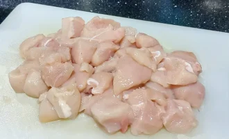 Шаг 2: Нарезка курицы (Крок 2: Нарізування курки)