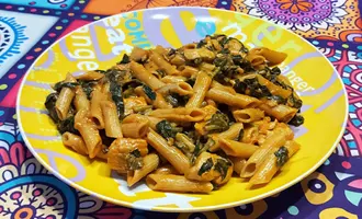 Пенне с курицей и шпинатом в сливочном соусе