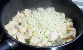 Шаг 4: Обжаривание курицы с луком (Крок 4: Обсмажування курки з цибулею)