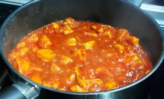 Шаг 5: Тушение в томатном соусе (Крок 5: Тушкування в томатному соусі)