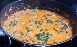 Шаг 6: Тушение курицы в нежном сливочном соусе со шпинатом (Крок 6: Тушкування курки у ніжному вершковому соусі зі шпинатом)