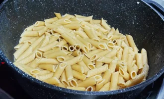 Шаг 7: Отваривание пасты Пенне (Крок 7: Відварювання пасти Пене)