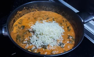 Шаг 8: Добавление сыра моцарелла (Крок 8: Додавання сиру моцарела)