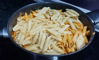 Шаг 9: Смешивание соуса с пастой (Крок 9: Змішування соусу з пастою)