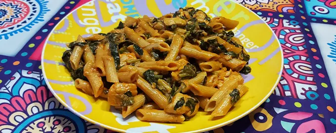 Пенне с курицей и шпинатом в сливочном соусе