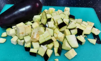 Шаг 1. Нарезка баклажанов (Крок 1. Нарізання баклажанів)