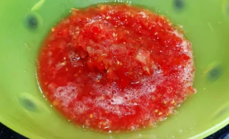 Шаг 2. Измельчение помидоров (Крок 2. Подрібнення помідорів)