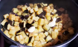 Шаг 3. Обжаривание баклажанов (Крок 3. Обсмажування баклажанів)