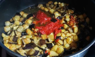 Шаг 4. Добавление томатной пасты и специй (Крок 4. Додавання томатної пасти та спецій)