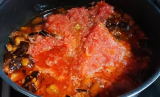 Шаг 5. Добавление тертых помидоров (Крок 5. Додавання тертих помідорів)