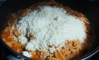 Шаг 7. Добавление тертого сыра (Крок 7. Додавання тертого сиру)