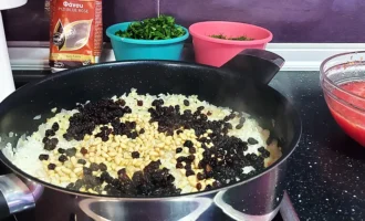 Шаг 10: Добавляем изюм и орешки (Крок 10: Додаємо родзинки та горішки)