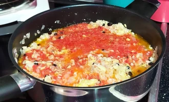 Шаг 11: Добавляем измельченные помидоры (Крок 11: Додаємо подрібнені помідори)