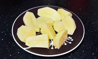 Шаг 14: Нарезка картофеля (Крок 14: Нарізка картоплі)