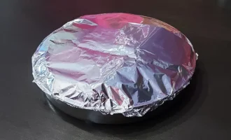 Шаг 16: Накрываем фольгой (Крок 16: Накриваємо фольгою)