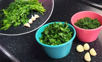 Шаг 2: Нарезка зелени (Крок 2: Нарізка зелені)