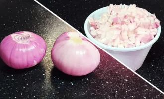 Шаг 3: Нарезка лука (Крок 3: Нарізка цибулі)