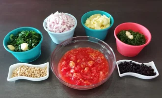 Шаг 5: Измельчение мякоти помидоров (Крок 5: Подрібнення м'якоті помідорів)