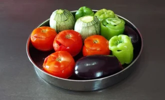 Шаг 6: Помещаем овощи в форму (Крок 6: Поміщаємо овочі у форму)