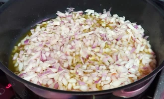 Шаг 7: Обжарка лука (Крок 7: Обсмажування цибулі)