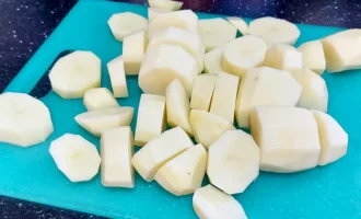 Шаг 1: Нарезка картофеля (Крок 1: Нарізка картоплі)
