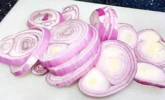 Шаг 2: Нарезка лука (Крок 2: Нарізка цибулі)