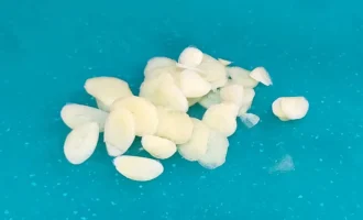 Шаг 3: Нарезка чеснока (Крок 3: Нарізка часнику)