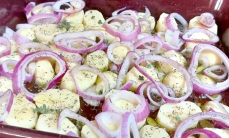 Шаг 4: Выкладываем картофель с луком (Крок 4: Викладаємо картоплю з цибулею)