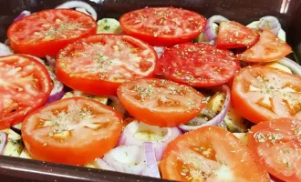 Шаг 5: Выкладываем помидоры (Крок 5: Викладаємо помідори)