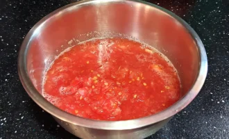 Шаг 6: Шаг 6: Натирание помидоров на терке (Крок 6: Натирання помідорів на тертці)