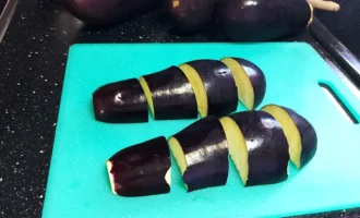 Шаг 1: Нарезка баклажанов (Крок 1: Нарізка баклажанів)