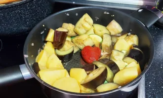 Шаг 10: Добавляем томатную пасту (Крок 10: Додаємо томатну пасту)