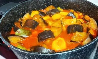 Шаг 11: Тушение овощей в кастрюле (Крок 11: Тушкування овочів у каструлі)