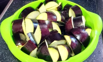 Шаг 2: Вымачивание баклажан в воде (Крок 2: Вимочування баклажанів у воді)