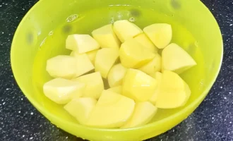 Шаг 3: Нарезка картофеля (Крок 3: Нарізка картоплі)